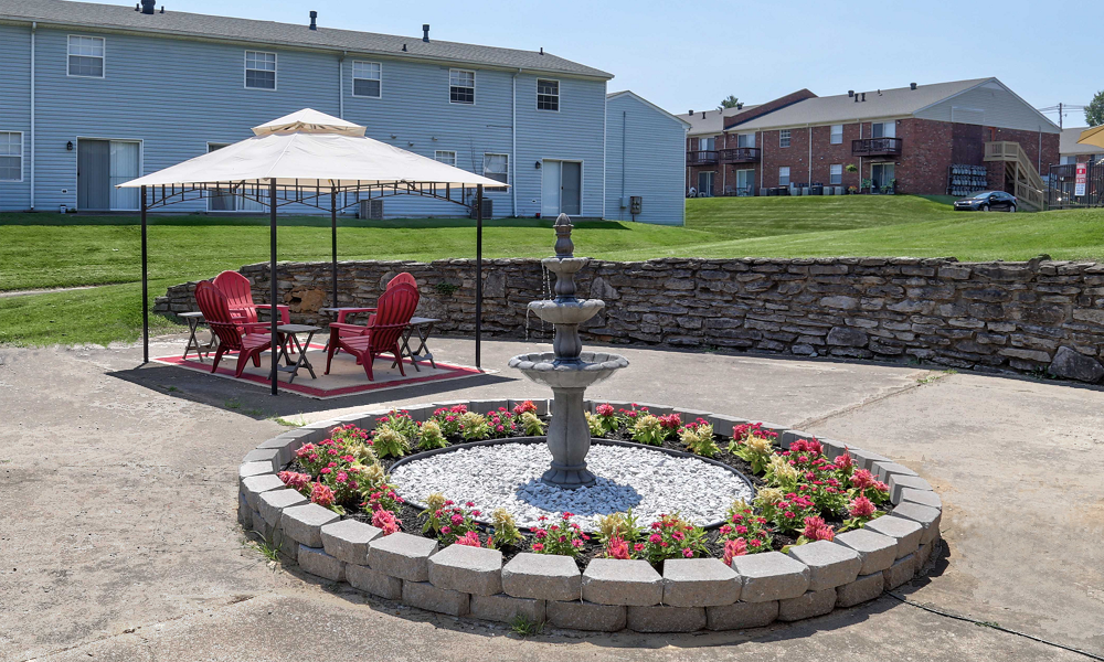 Four Seasons Apartments Patio