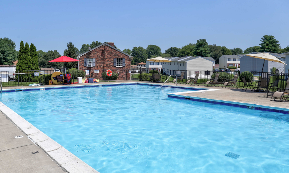 Four Seasons Apartments Pool